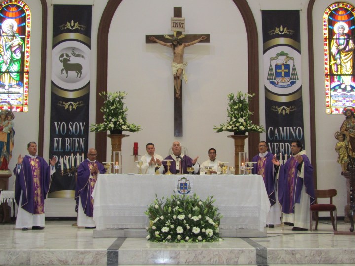 El Arzobispo y sacerdotes durante la misa por su XX aniversario