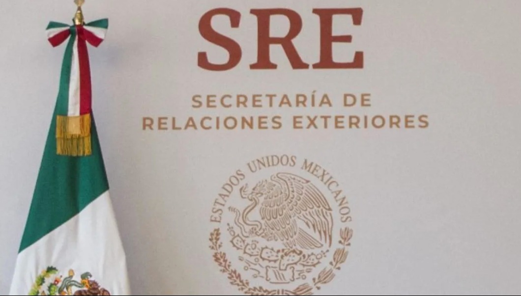 Fachada con el logo de la SRE y una bandera de México