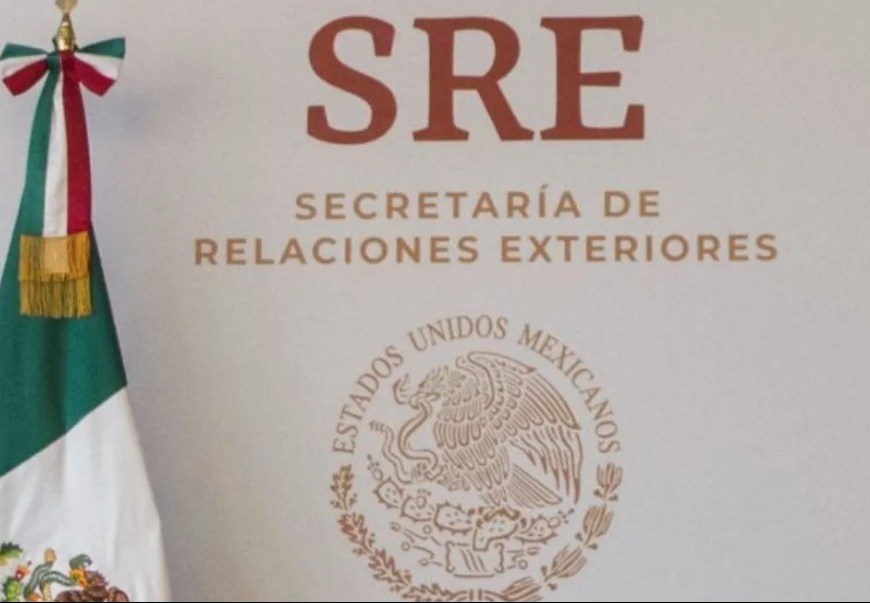 Fachada con el logo de la SRE y una bandera de México