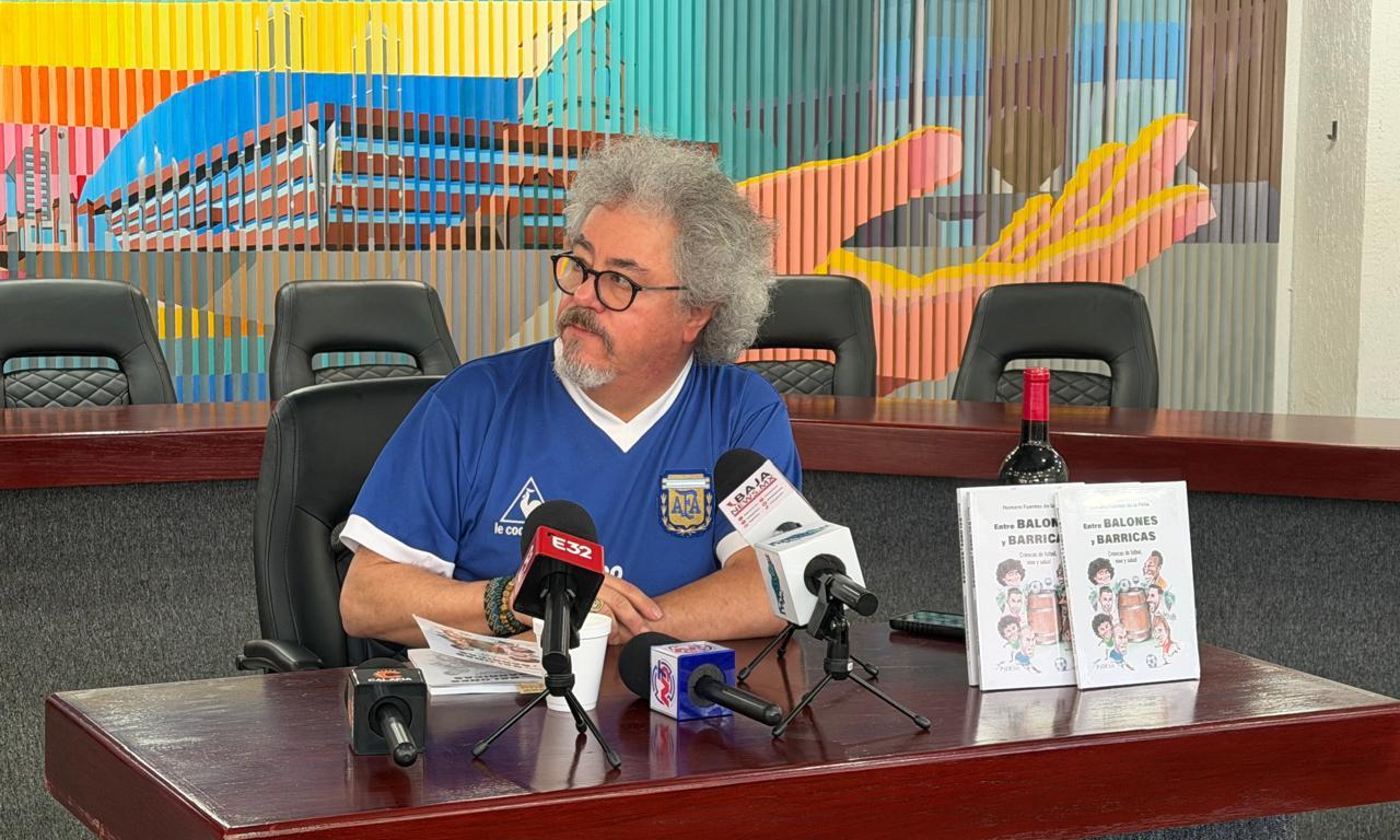 Dr Homero en la presentación de su libro sobre futbol