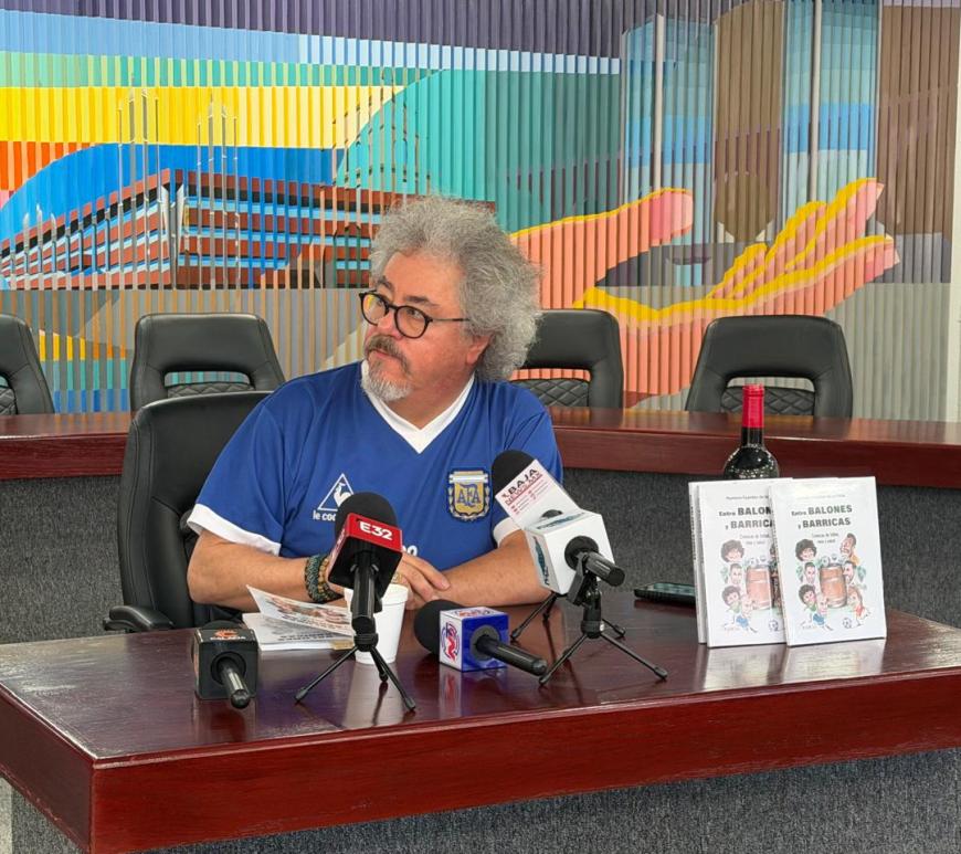 Dr Homero en la presentación de su libro sobre futbol
