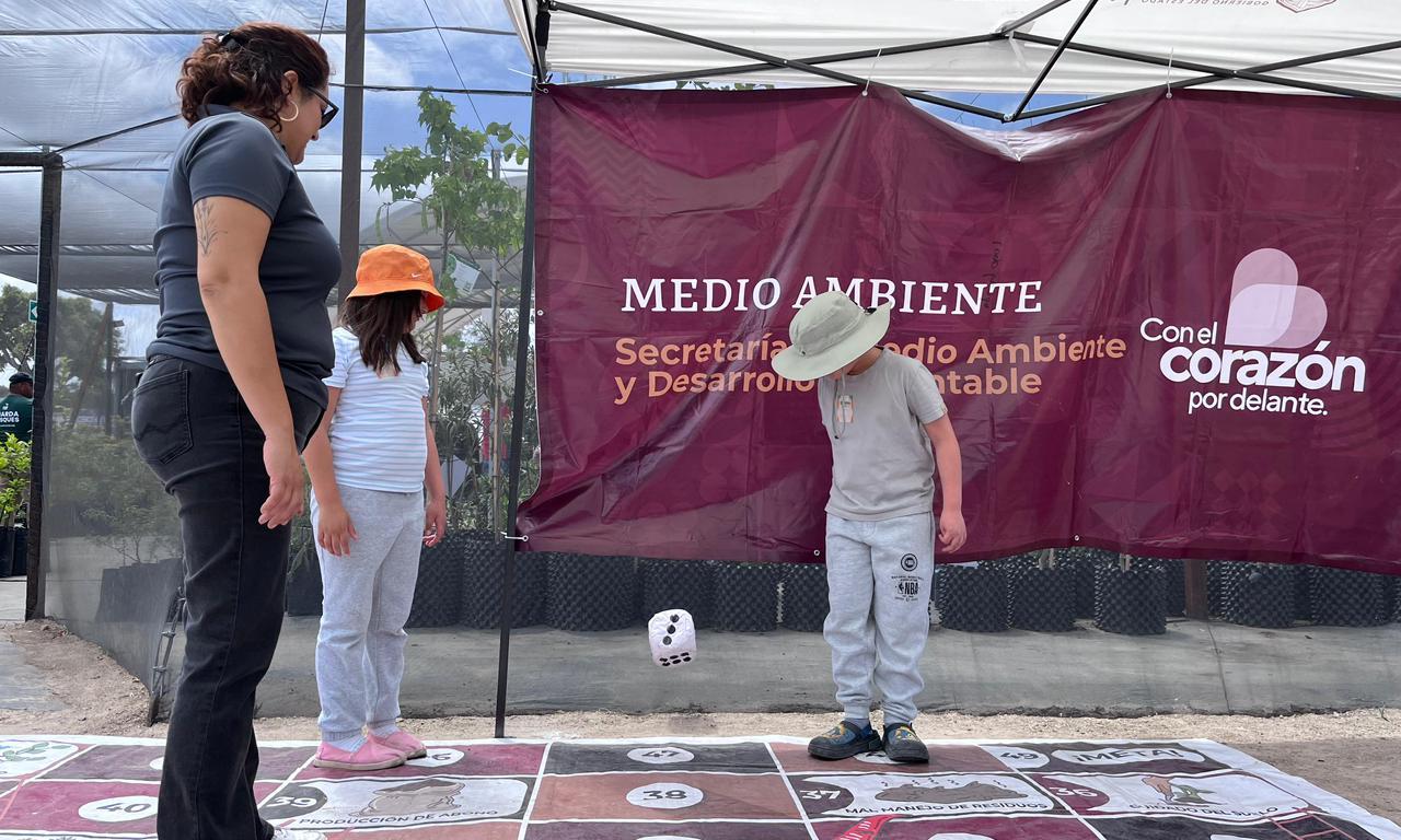 Menor jugando en una Expo Ambiente