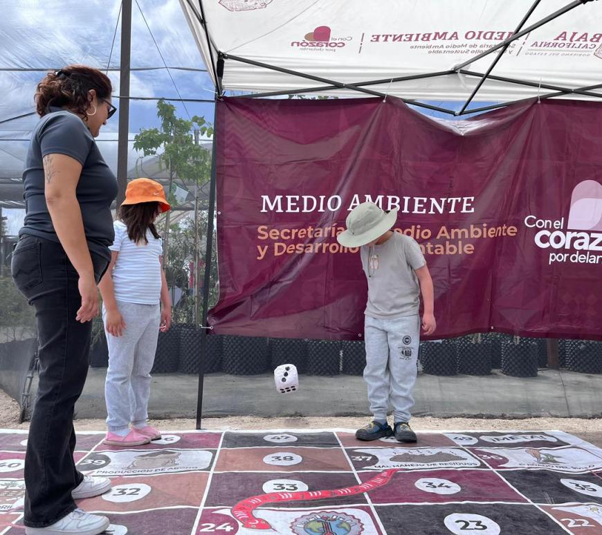 Menor jugando en una Expo Ambiente