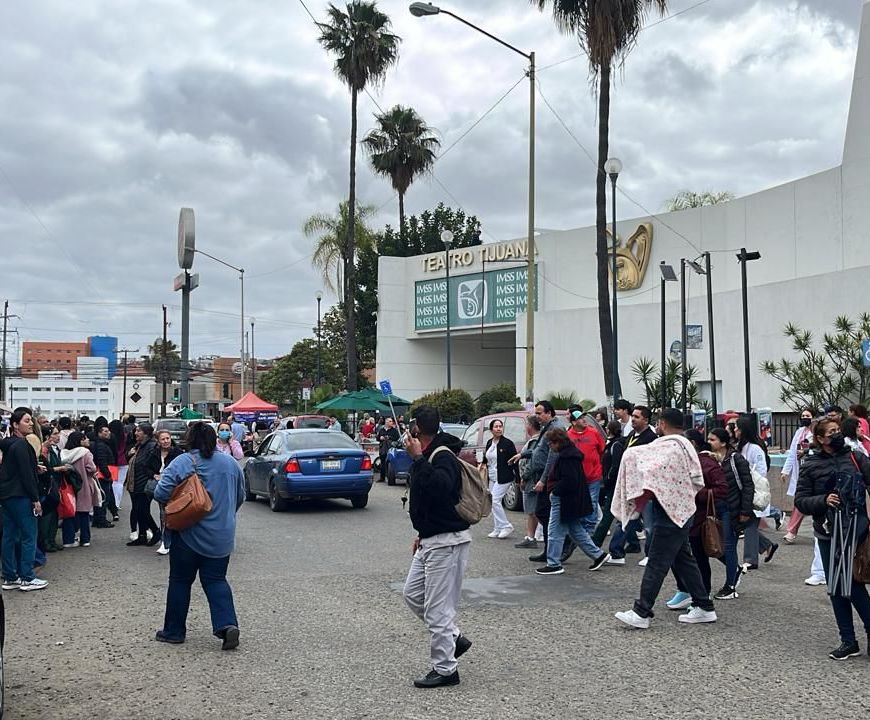 Evacúan a un centenar de personas tras conato de incendio en la Clínica 7 del IMSS en Tijuana