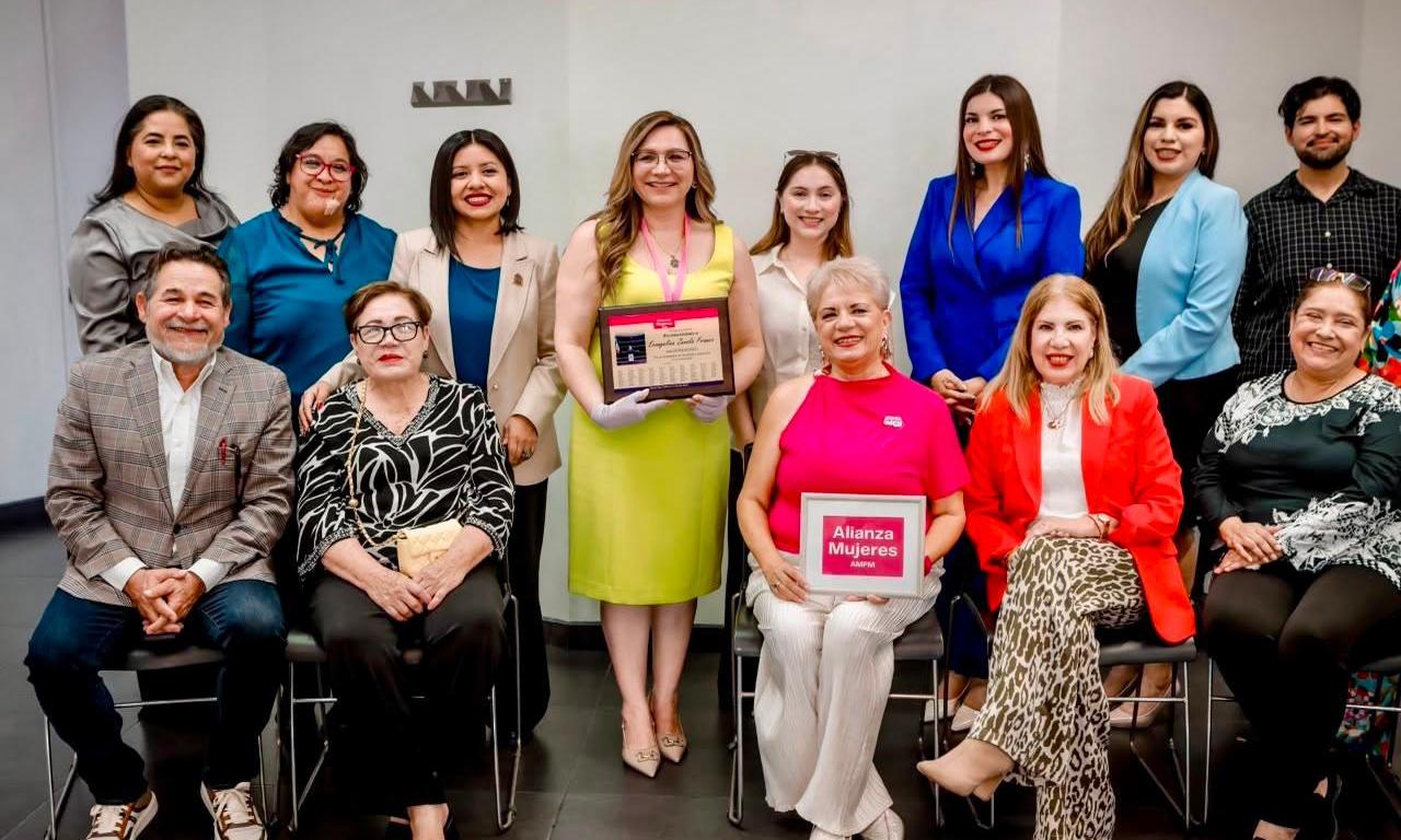 Reconoce Alianza de Mujeres AC a la jueza Evangelina Zavala con el galardón Mujer de Éxito