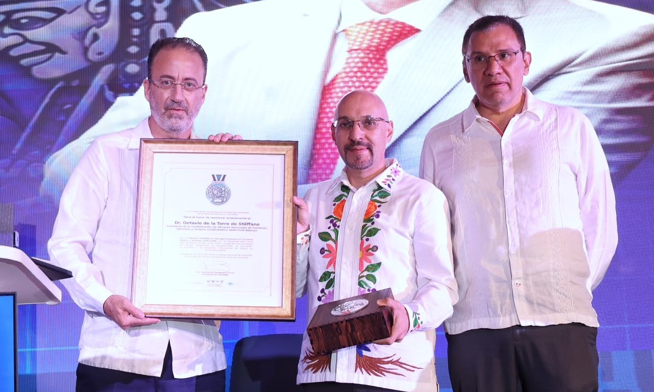 Octavio de la Torre recibe la histórica primera Medalla CAAAREM al Liderazgo Empresarial