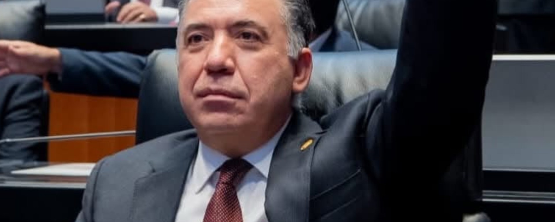 Enrique Inzunza renuncia a la bancada de Morena pero retiene su escaño en el Senado