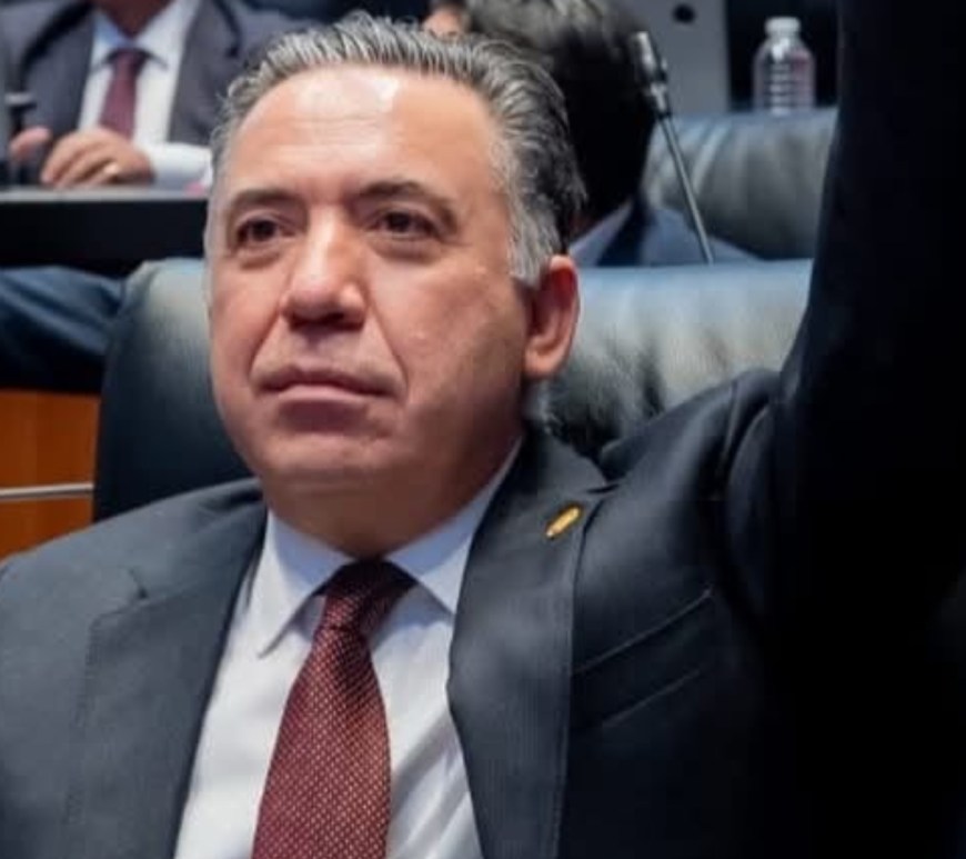 Enrique Inzunza renuncia a la bancada de Morena pero retiene su escaño en el Senado