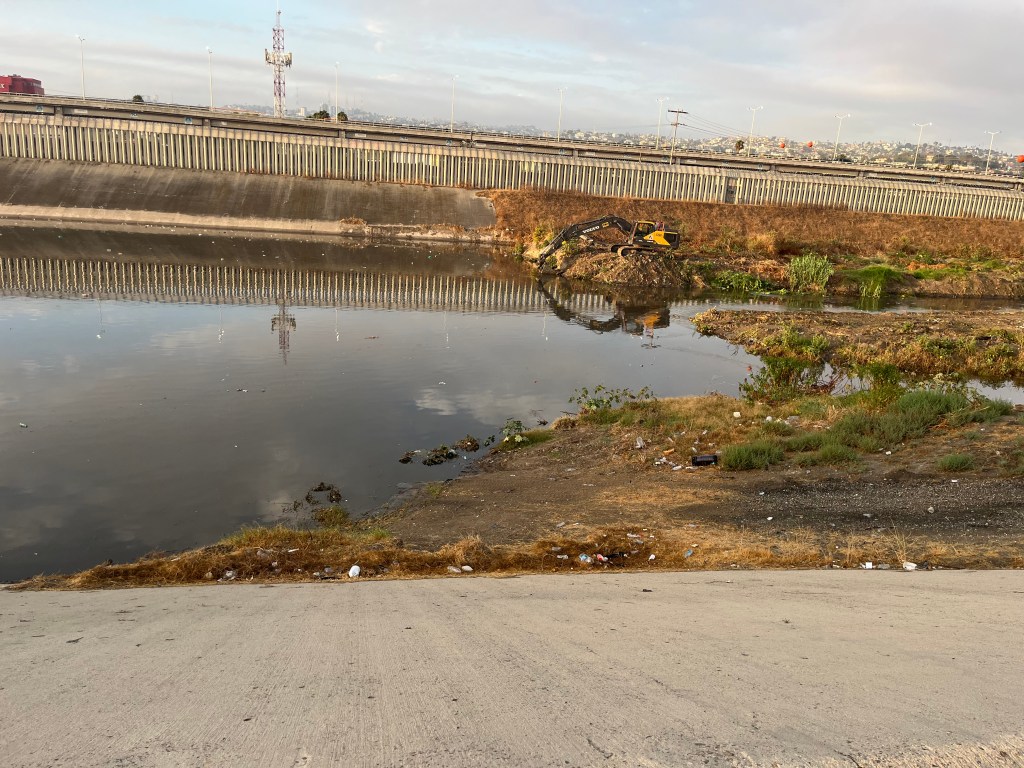 Lluvias obligan a suspender estación clave de bombeo en el río Tijuana