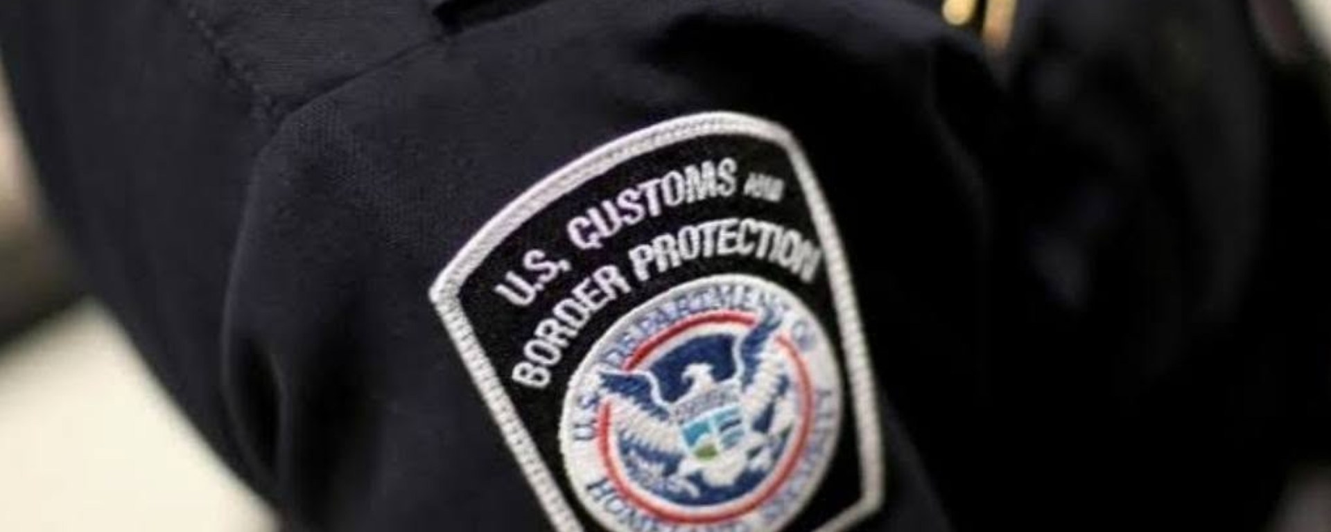 El exagente de la Oficina de Aduanas y Protección Fronteriza de Estados Unidos (CBP), Jesse Clark García, de 38 años, fue sentenciado a nueve años de prisión federal por colaborar con el Cártel de Sinaloa para ingresar ilegalmente toneladas de droga a través de la garita internacional de Tecate.