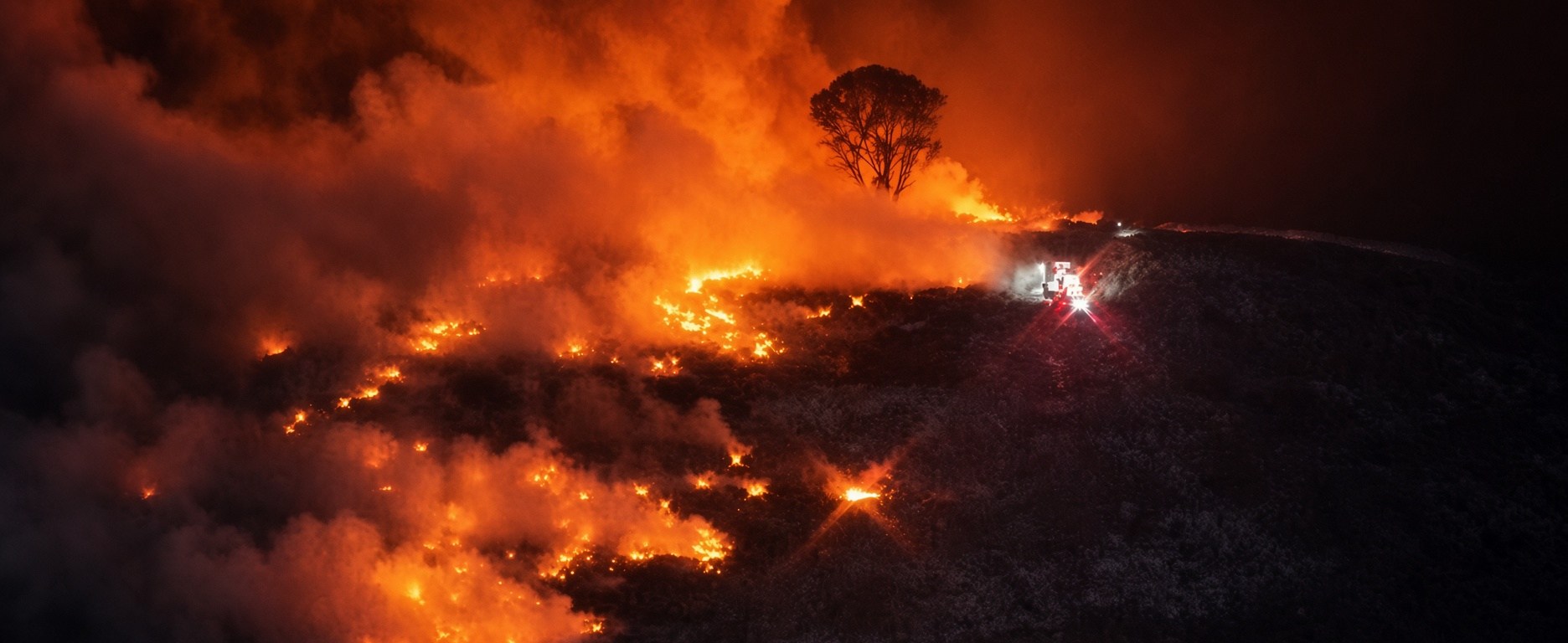 Incendio en basurero clandestino moviliza a bomberos en Rancho Escondido; el fuego continúa activo