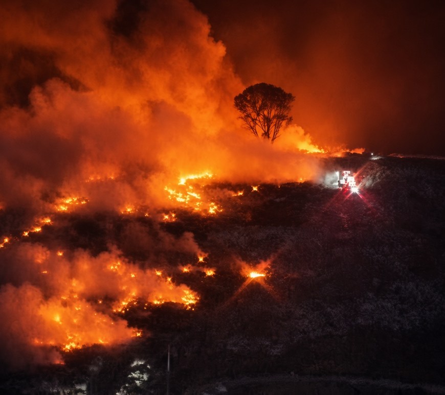 Incendio en basurero clandestino moviliza a bomberos en Rancho Escondido; el fuego continúa activo