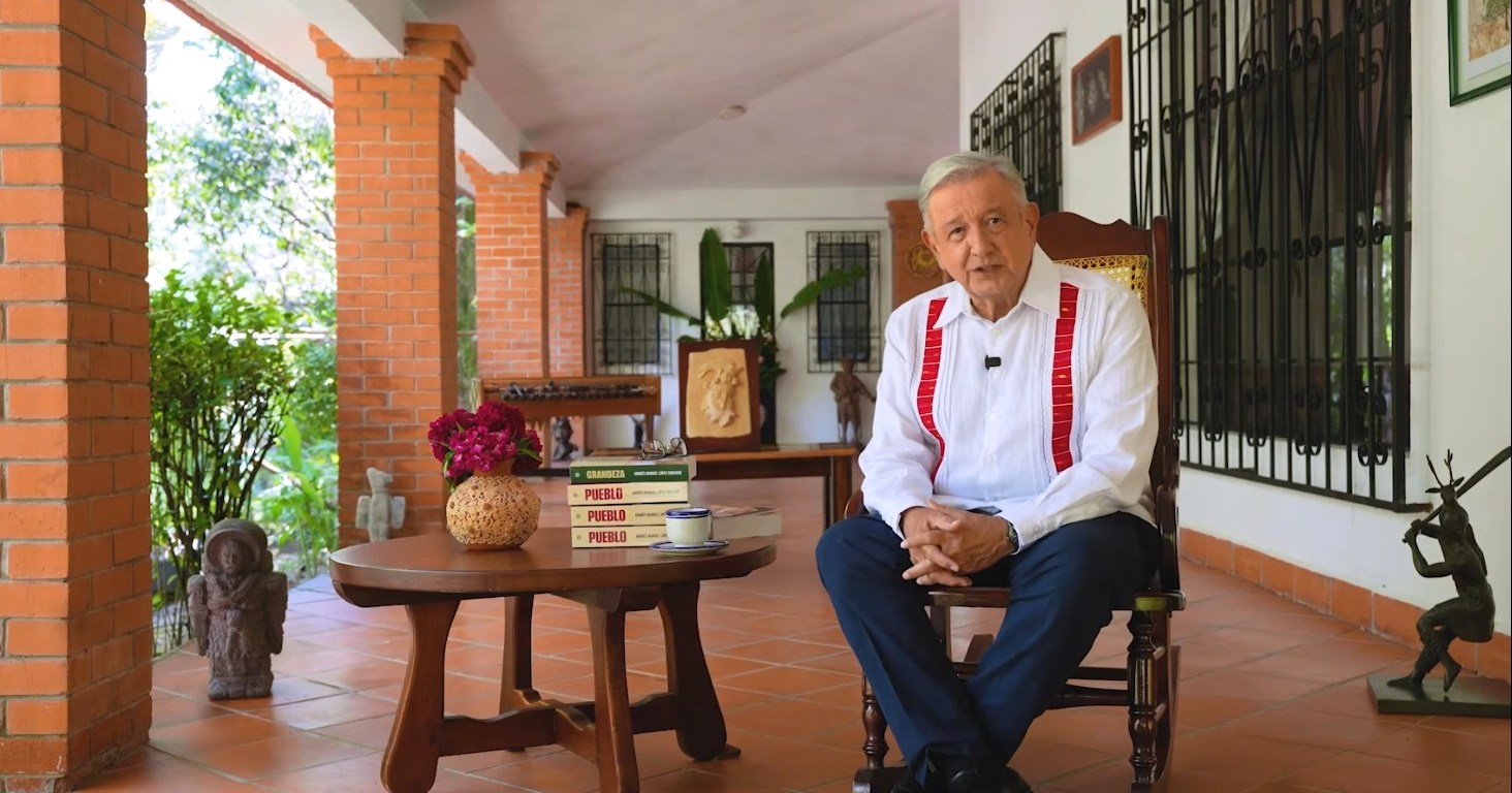 Reaparece López Obrador con nuevo libro entre controversias de su entorno cercano