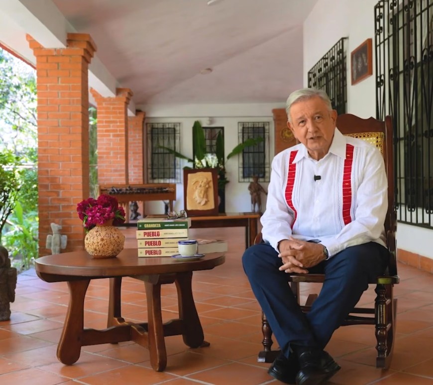 Reaparece López Obrador con nuevo libro entre controversias de su entorno cercano