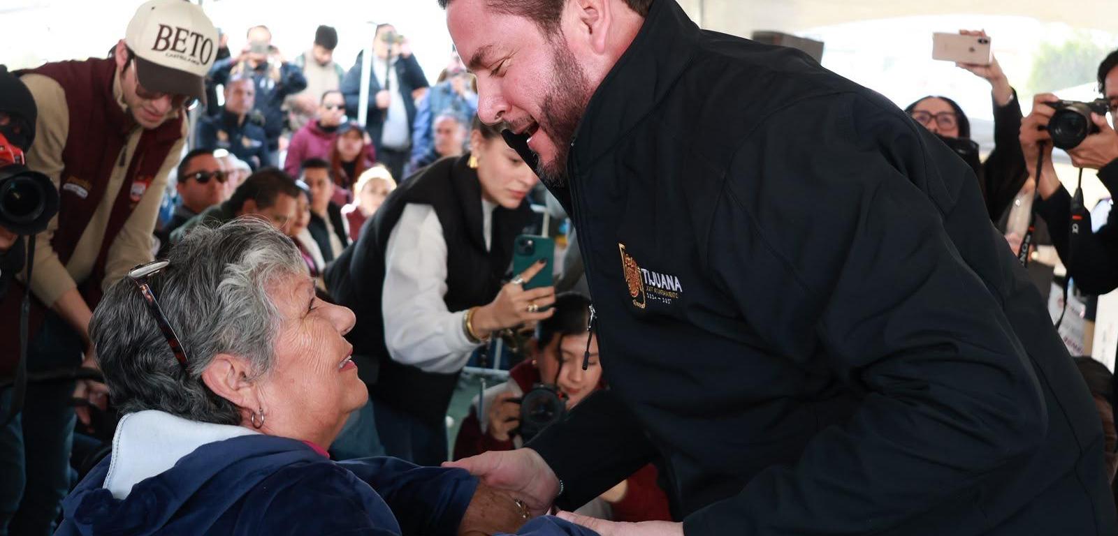 Alcalde Ismael Burgueño reporta balance de apoyos sociales y jornadas comunitarias en Tijuana