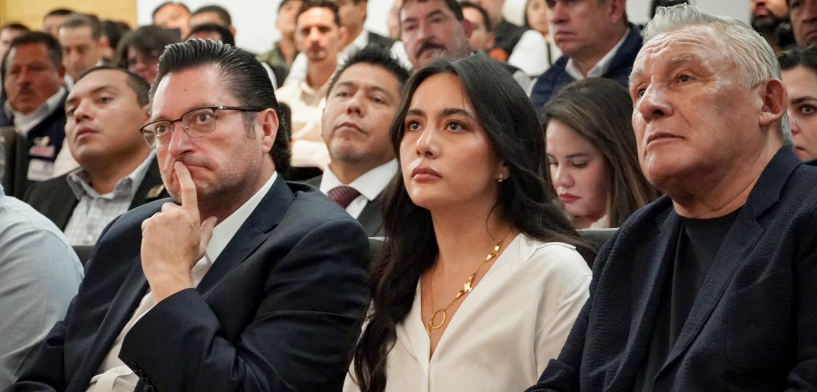 Jóvenes y sindicatos llevan a San Lázaro la crisis de empleo formal y acceso a vivienda