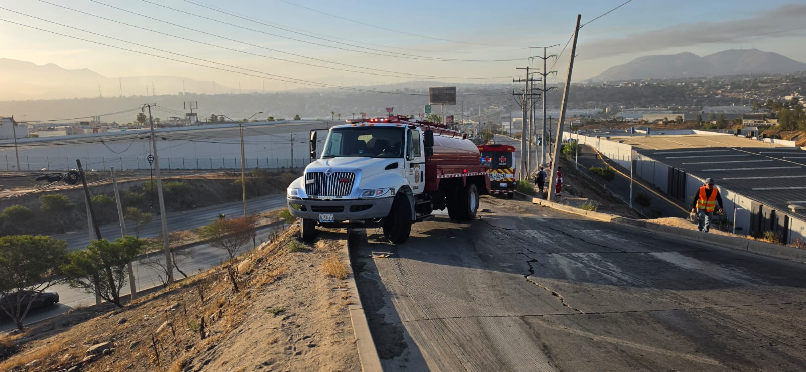 Camión de transporte cae a desnivel de 20 metros tras choque con pipa de Bomberos en Otay
