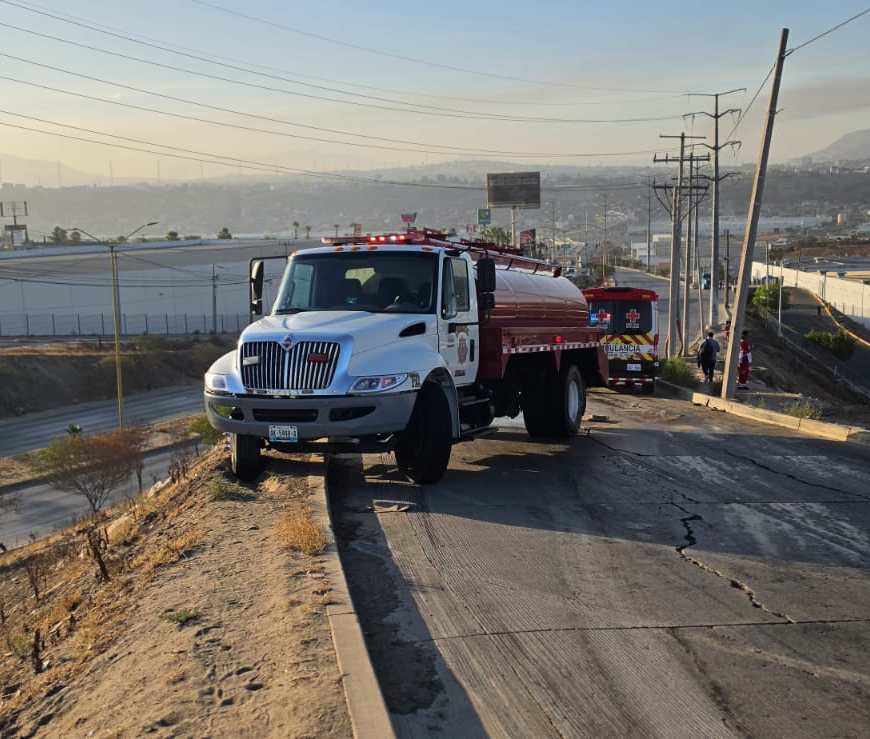 Camión de transporte cae a desnivel de 20 metros tras choque con pipa de Bomberos en Otay