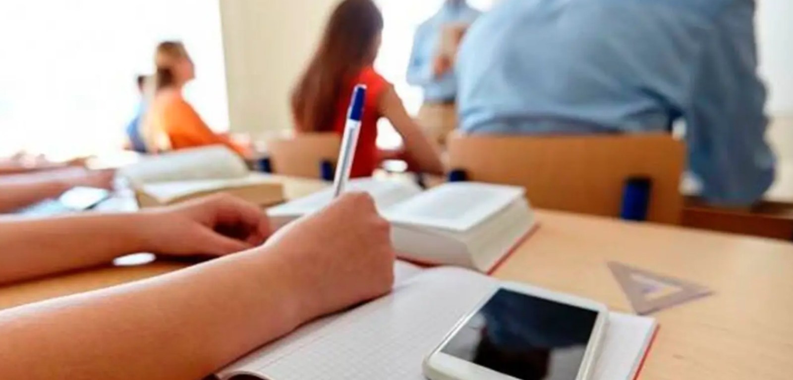 Sin control en casa, prohibición de celulares en escuelas será estéril: colegios particulares