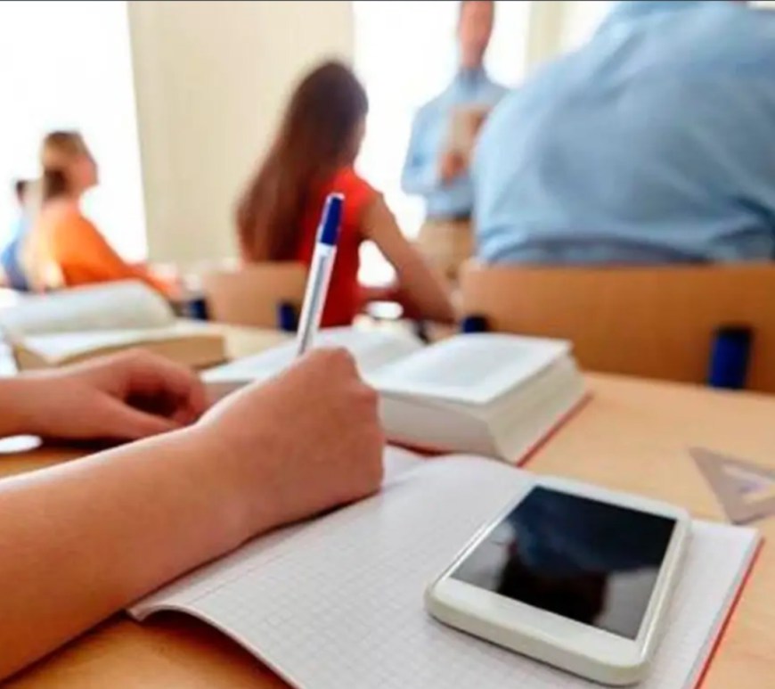 Sin control en casa, prohibición de celulares en escuelas será estéril: colegios particulares