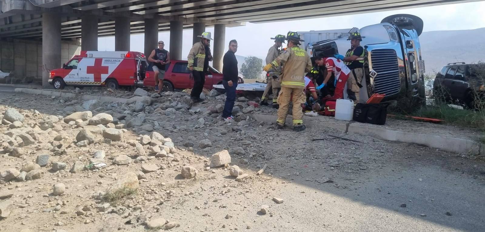 Volcadura de camión de carga deja dos personas sin vida y tres heridos en la libre Tijuana-Tecate
