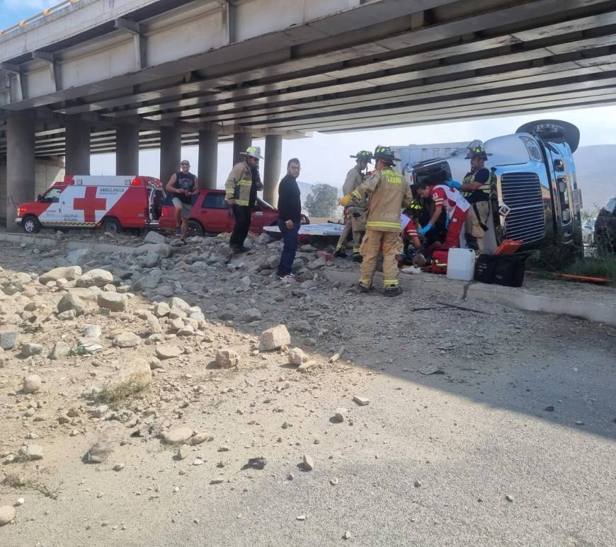 Volcadura de camión de carga deja dos personas sin vida y tres heridos en la libre Tijuana-Tecate