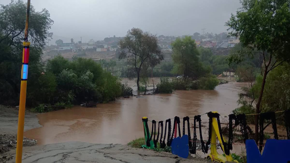 Ensenada bajo el agua tras el paso de Rachel: reportan decenas de autos varados, calles cerradas y 25 colonias sin luz