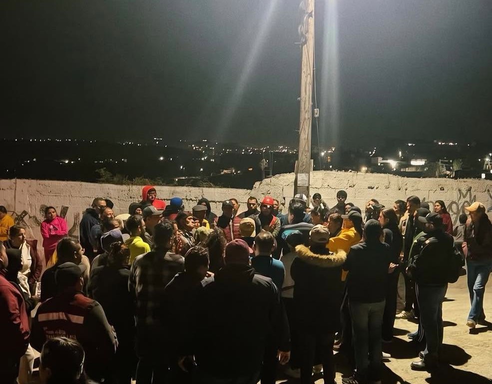 Deslizamiento de tierra pone en riesgo 15 viviendas en la colonia 3 de Octubre; vecinos se resisten a evacuar