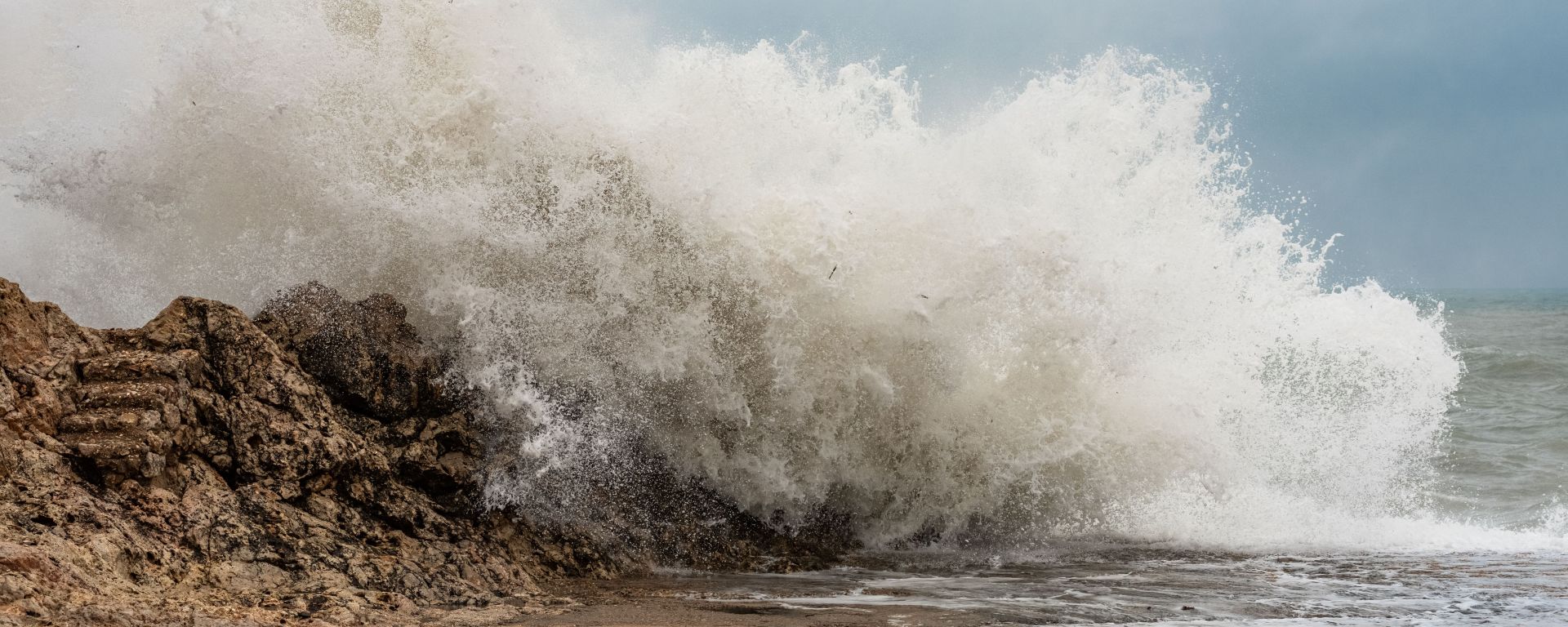 Alerta por oleaje elevado de hasta 3.5 metros en Playas de Rosarito