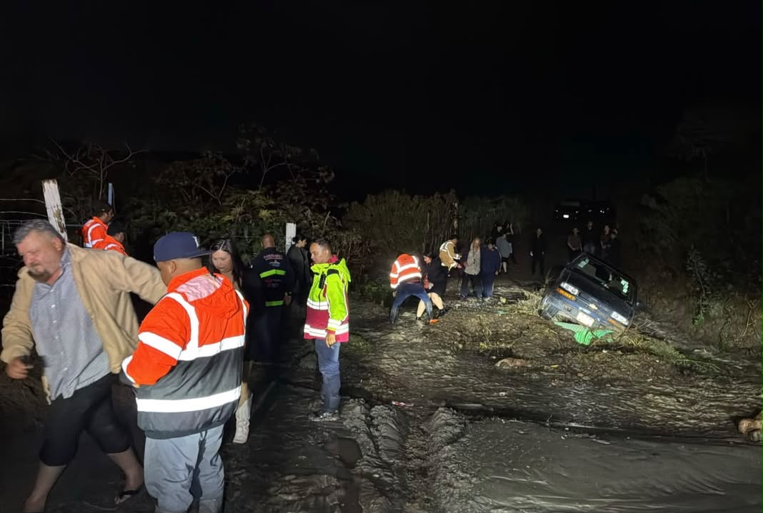Rescatan a 150 personas incomunicadas por lluvias en Playas de Rosarito