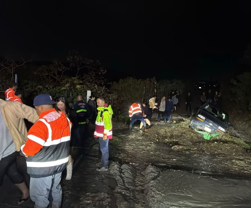 Rescatan a 150 personas incomunicadas por lluvias en Playas de Rosarito