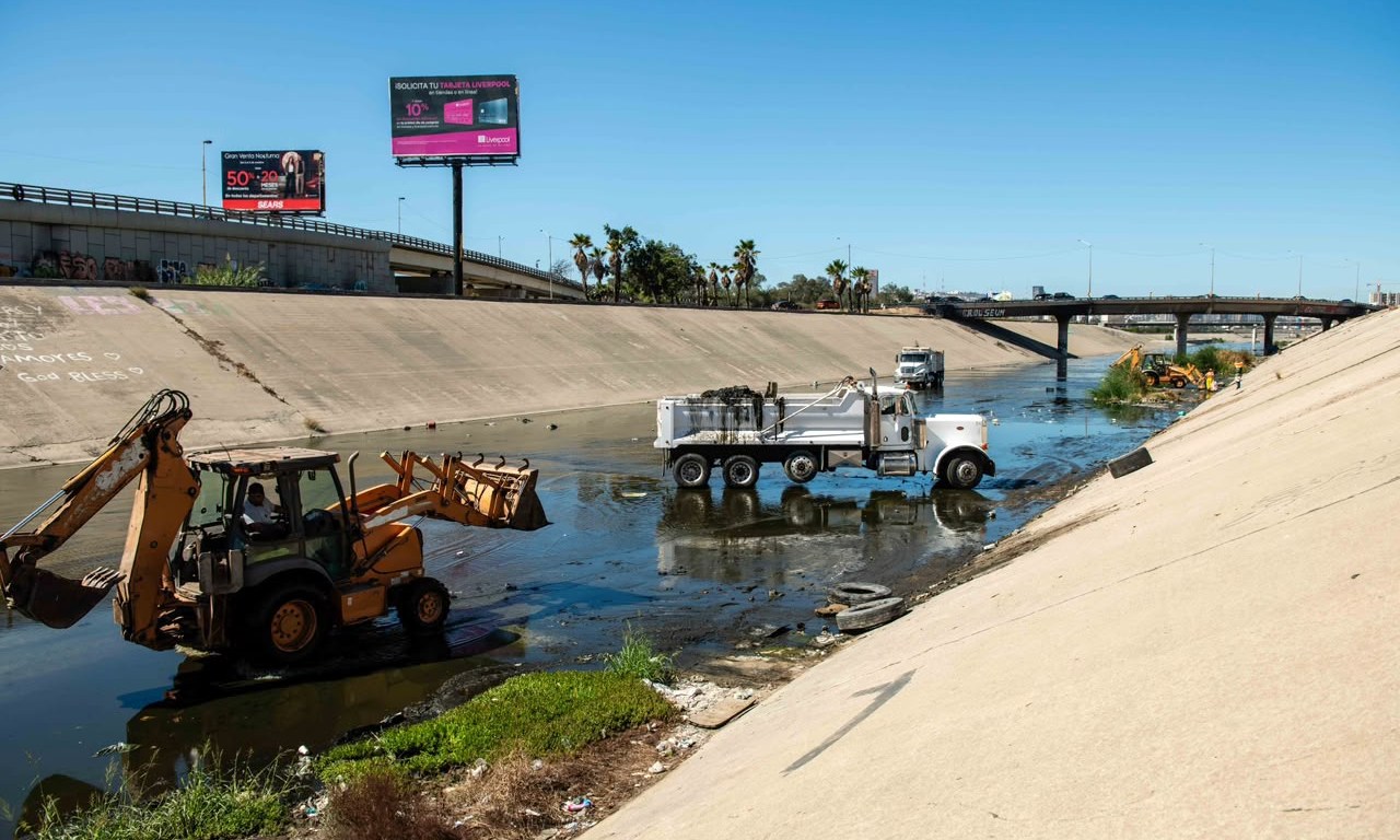 Retiran toneladas de basura del Río Tijuana ante riesgo de inundaciones por lluvias