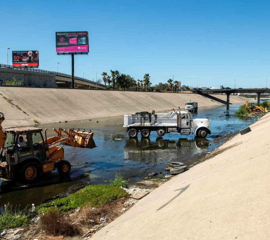 Retiran toneladas de basura del Río Tijuana ante riesgo de inundaciones por lluvias