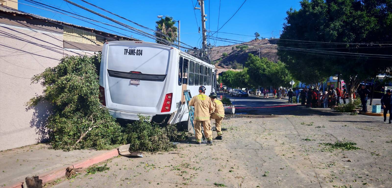 Choque de transporte de personal en Santa Fe deja ocho lesionados y múltiples daños