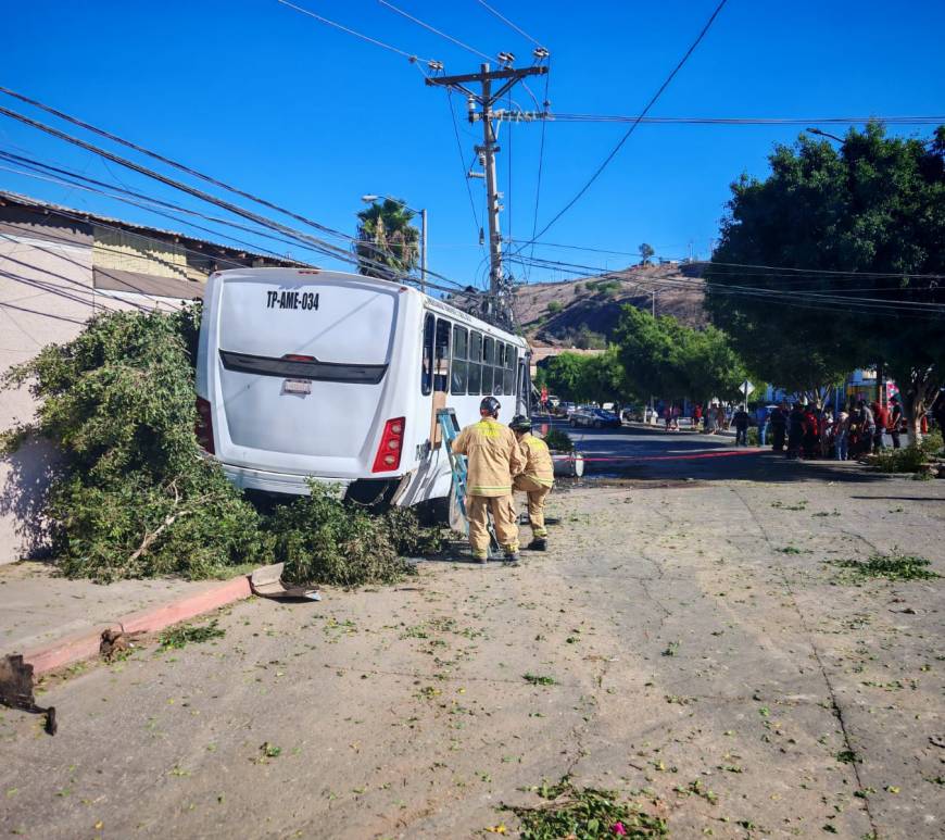 Choque de transporte de personal en Santa Fe deja ocho lesionados y múltiples daños