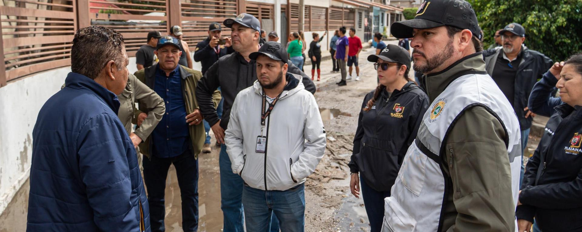 Desazolvan canal pluvial en Ribera del Bosque tras recientes lluvias en Tijuana