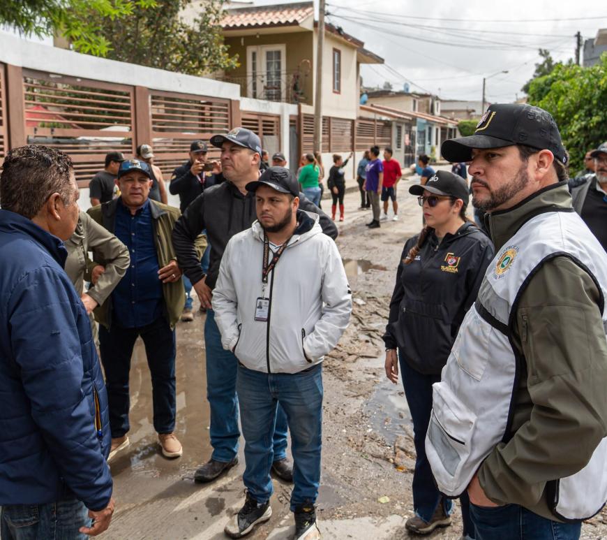 Desazolvan canal pluvial en Ribera del Bosque tras recientes lluvias en Tijuana