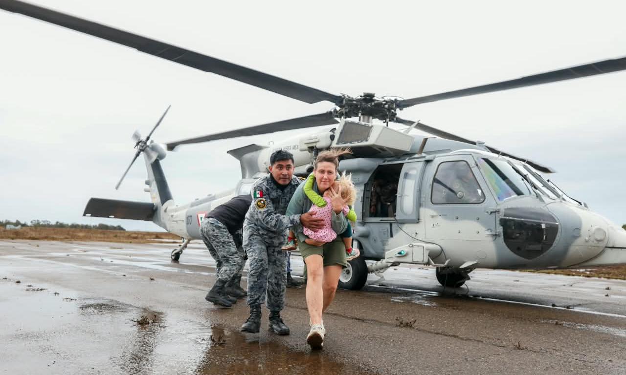 Operativo aéreo en Ensenada: rescatan a 32 personas y tres mascotas incomunicadas por lluvias en Rancho Génesis