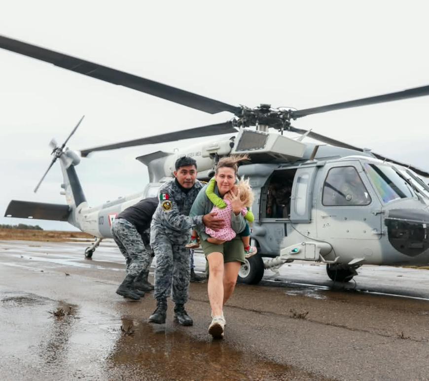 Operativo aéreo en Ensenada: rescatan a 32 personas y tres mascotas incomunicadas por lluvias en Rancho Génesis