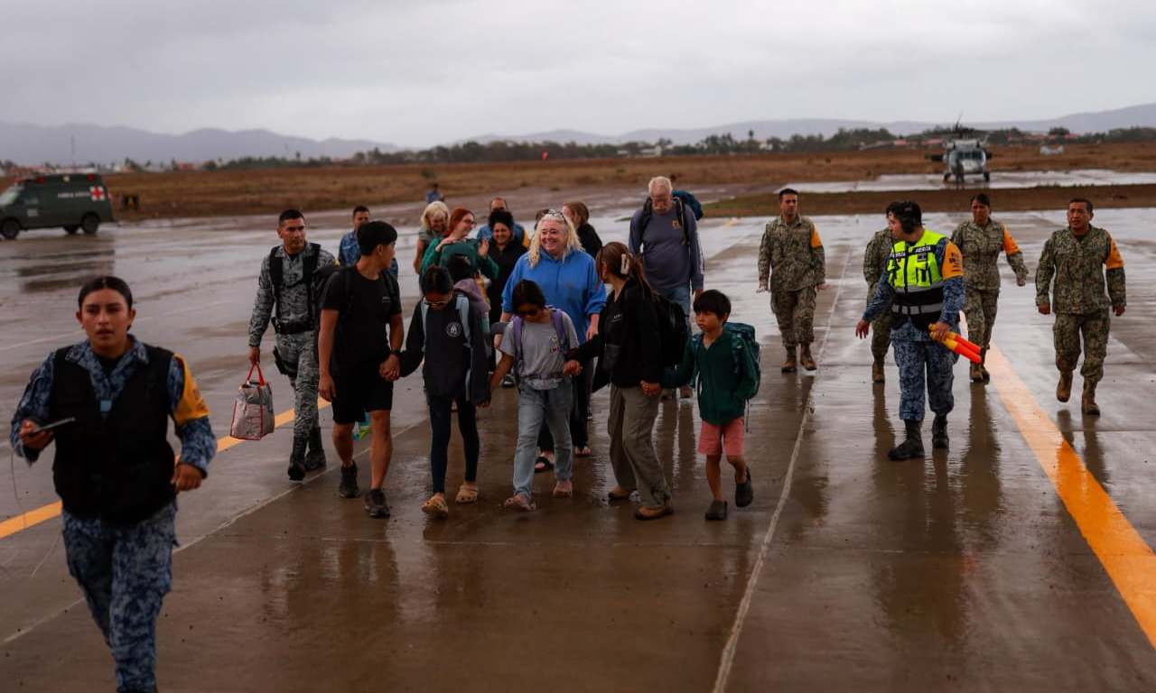 Rescatan por aire a unas 30 personas aisladas por lluvias en Ensenada