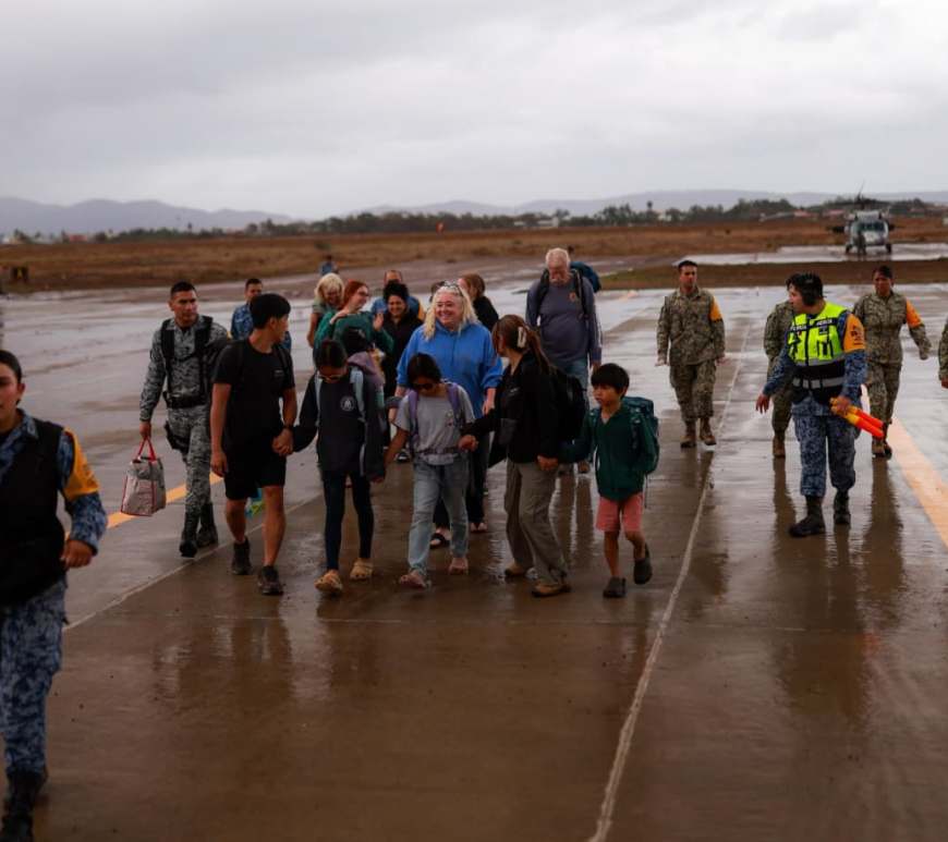 Rescatan por aire a unas 30 personas aisladas por lluvias en Ensenada