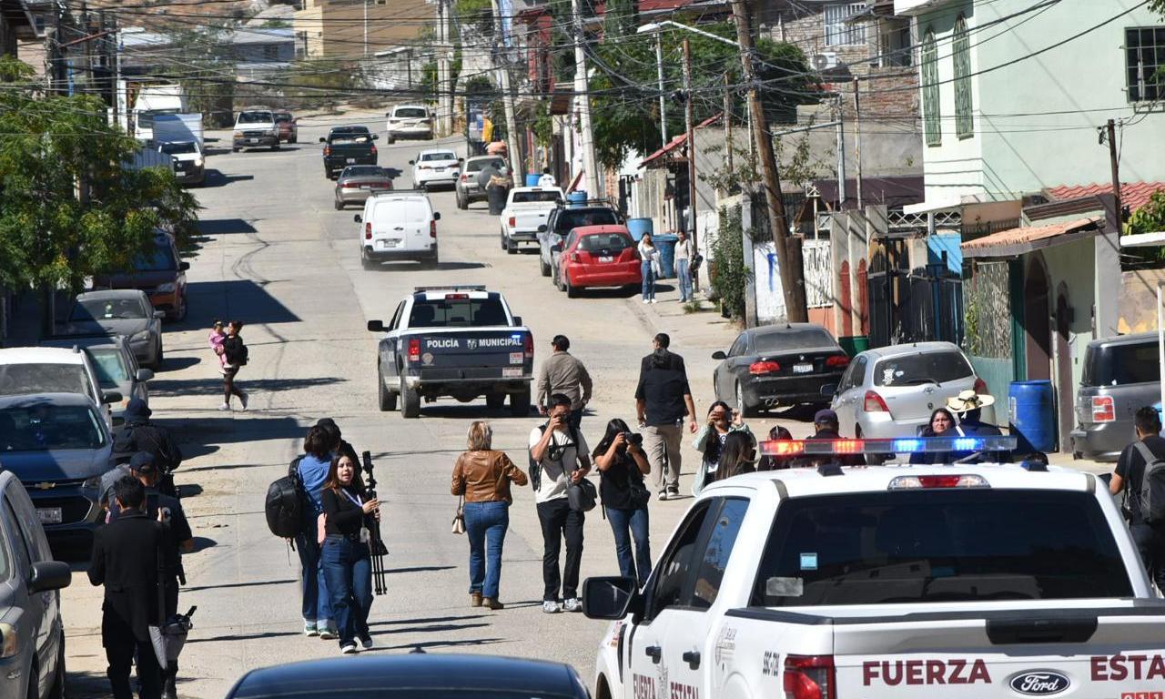 Burocracia y trabas institucionales frenan denuncia por agresión a reportero en Tecate; gremio sale a las calles