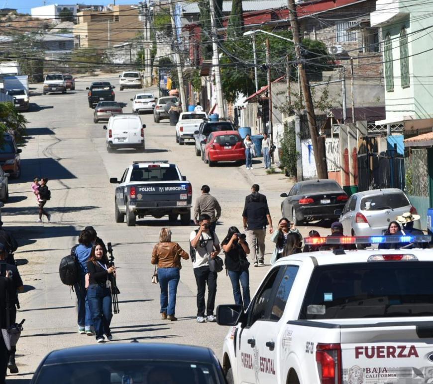 Burocracia y trabas institucionales frenan denuncia por agresión a reportero en Tecate; gremio sale a las calles