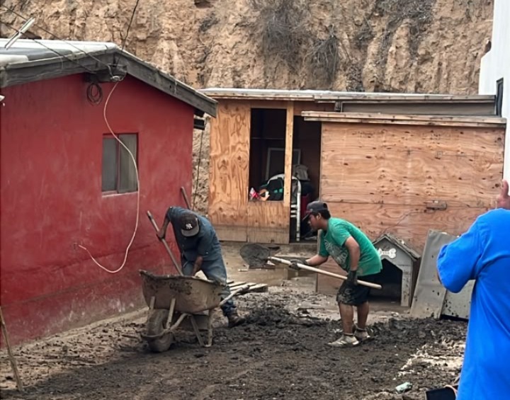Familias y brigadas retiran escombros en colonias afectadas por la tormenta Rachel en Ensenada