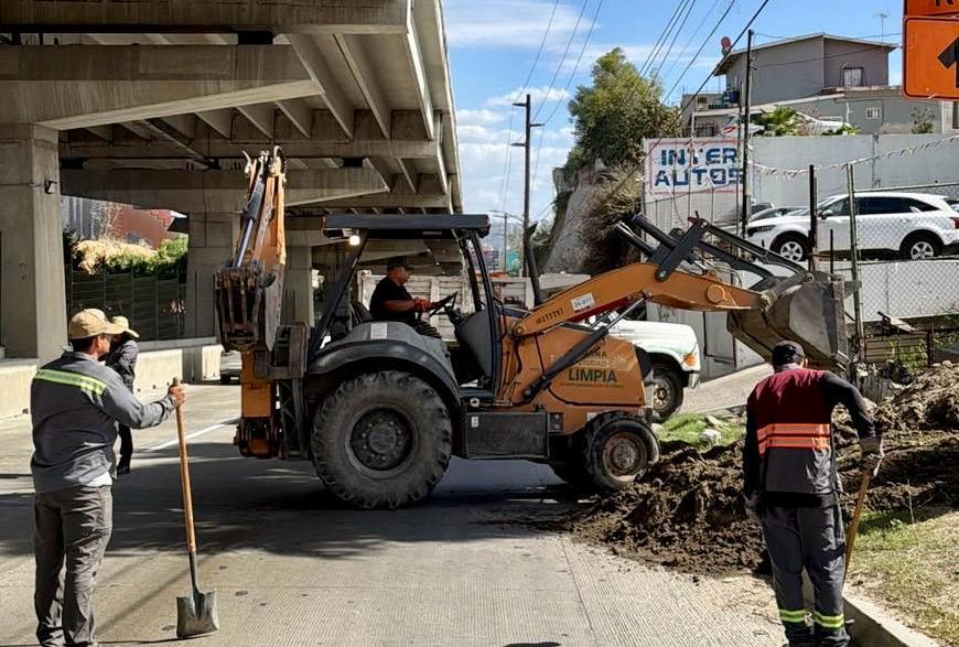 Desazolvan canales y vialidades en Tijuana ante pronóstico de chubascos continuos