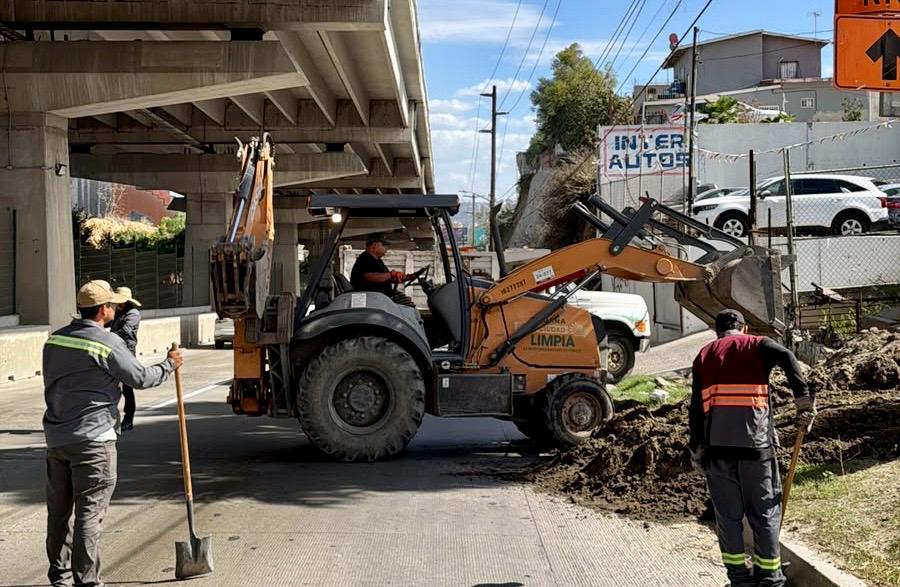 Desazolvan canales y vialidades en Tijuana ante pronóstico de chubascos continuos