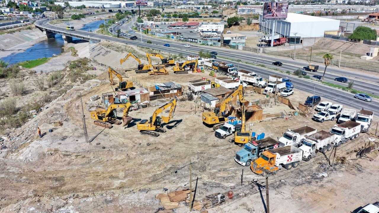 Desalojan asentamiento irregular y retiran escombros en el río Tijuana ante riesgo de inundaciones