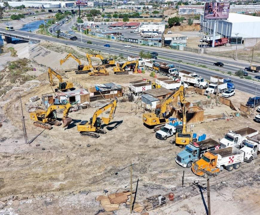 Desalojan asentamiento irregular y retiran escombros en el río Tijuana ante riesgo de inundaciones