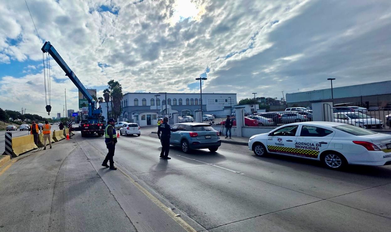 Cierran tramo de la Vía Rápida Poniente por daños en la losa de rodamiento tras quema de tuberías
