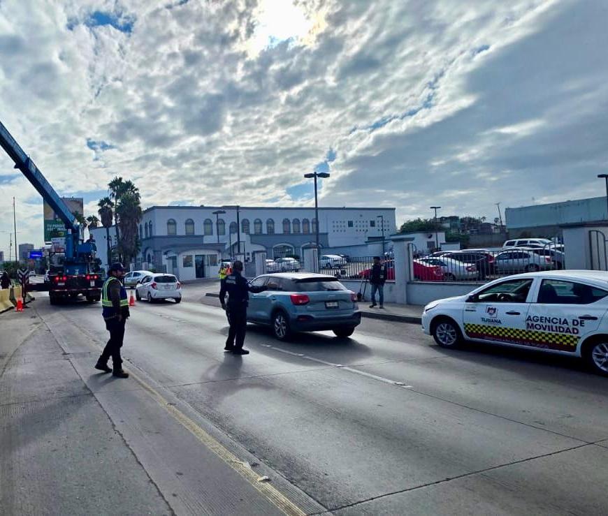 Cierran tramo de la Vía Rápida Poniente por daños en la losa de rodamiento tras quema de tuberías
